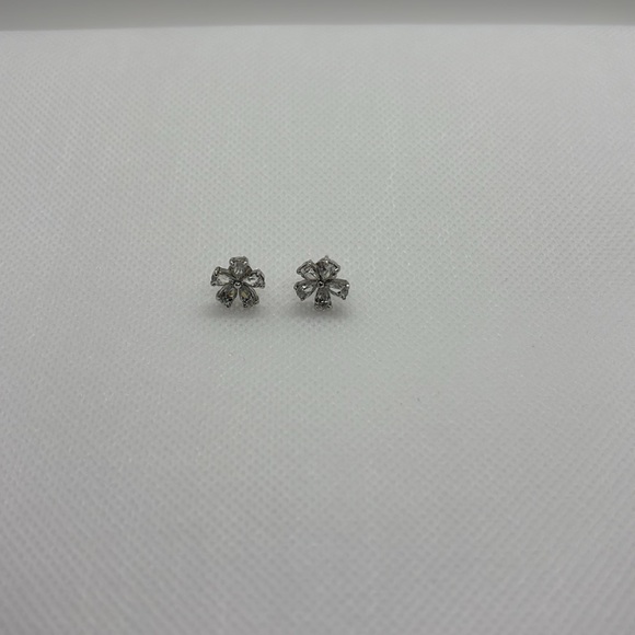 Flower earring - Picture 2 of 10